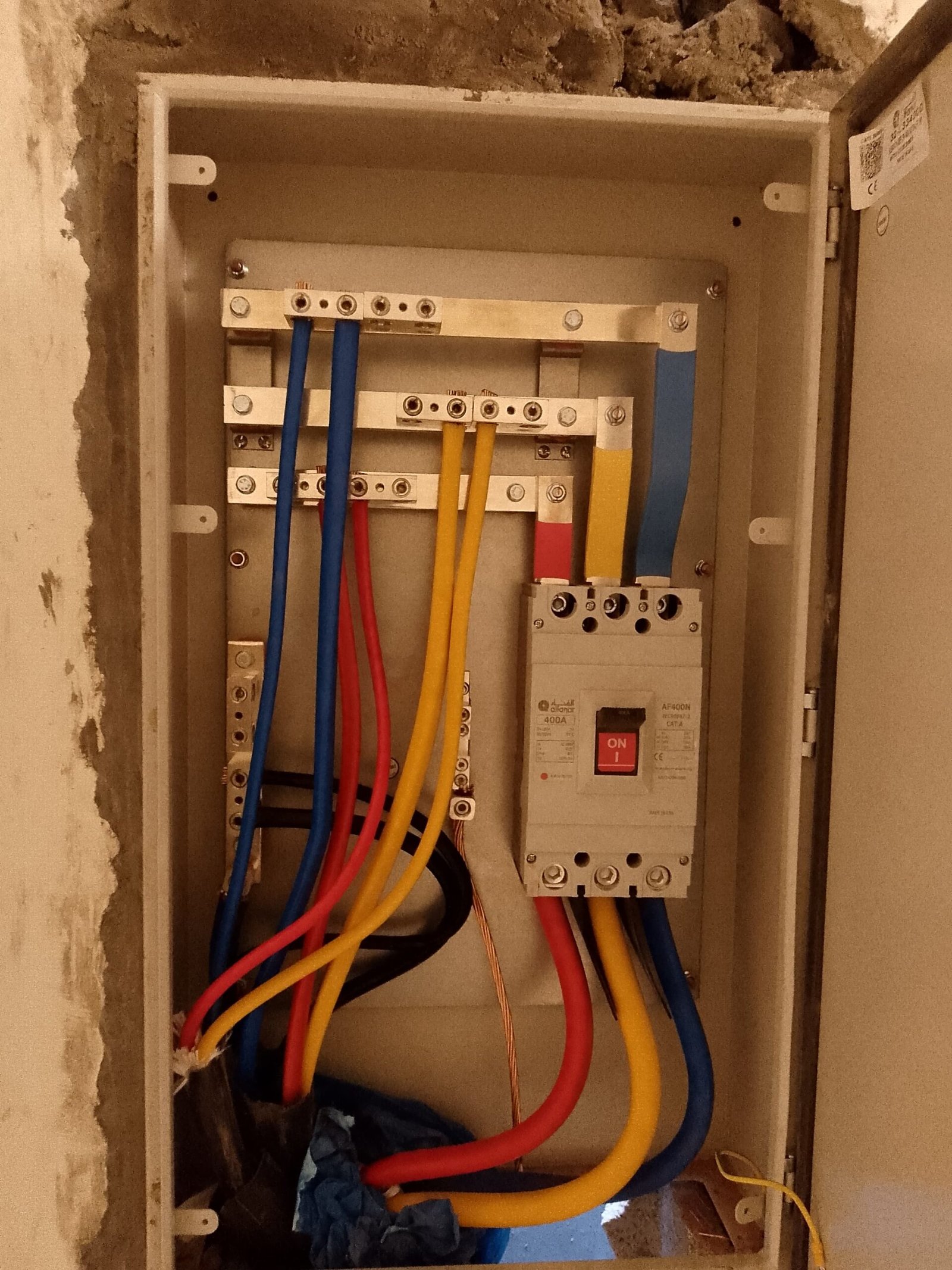 ⚡ الدليل الشامل لخدمات الكهرباء المنزلية في جدة: كل ما تحتاج معرفته للحفاظ على أمان منزلك 🏠🔌
